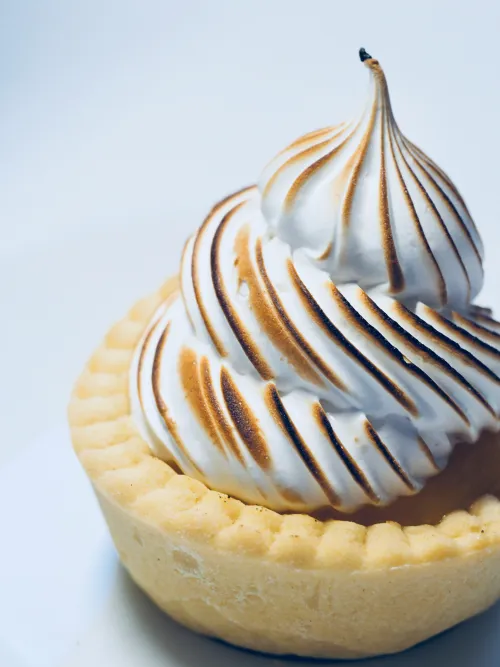 Tartelette à la meringue dorée avec des pointes caramélisées